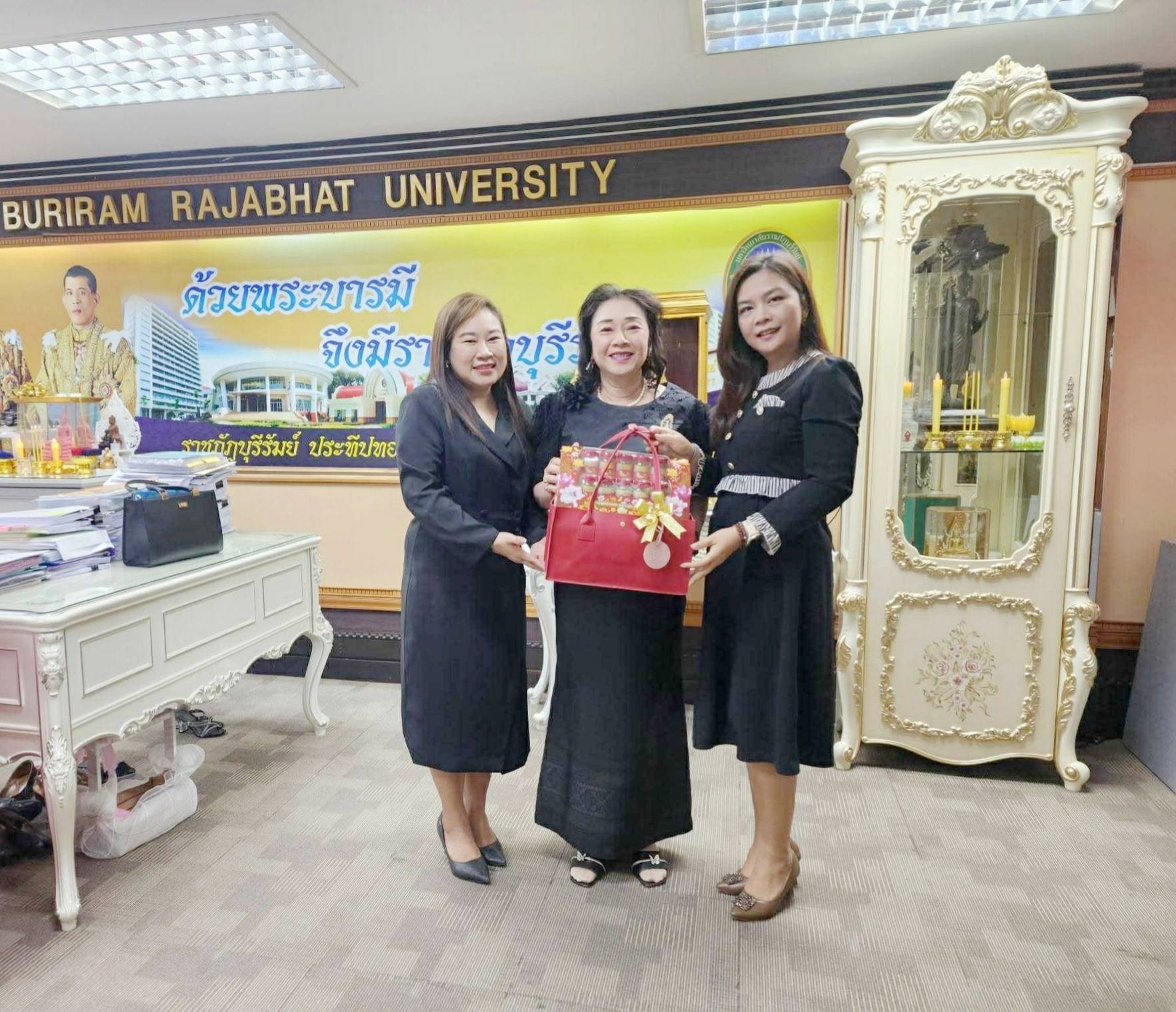 คณาจารย์สาขาวิชาบรรณารักษศาสตร์และสารสนเทศศาสตร์ มหาวิทยาลัยราชภัฏบุรีรัมย์ เข้าพบ รศ.ดร.ศิราณี จุโฑปะมา รักษาการแทนอธิการบดี เนื่องในโอกาสวาระดิถีขึ้นปีใหม่ 2569